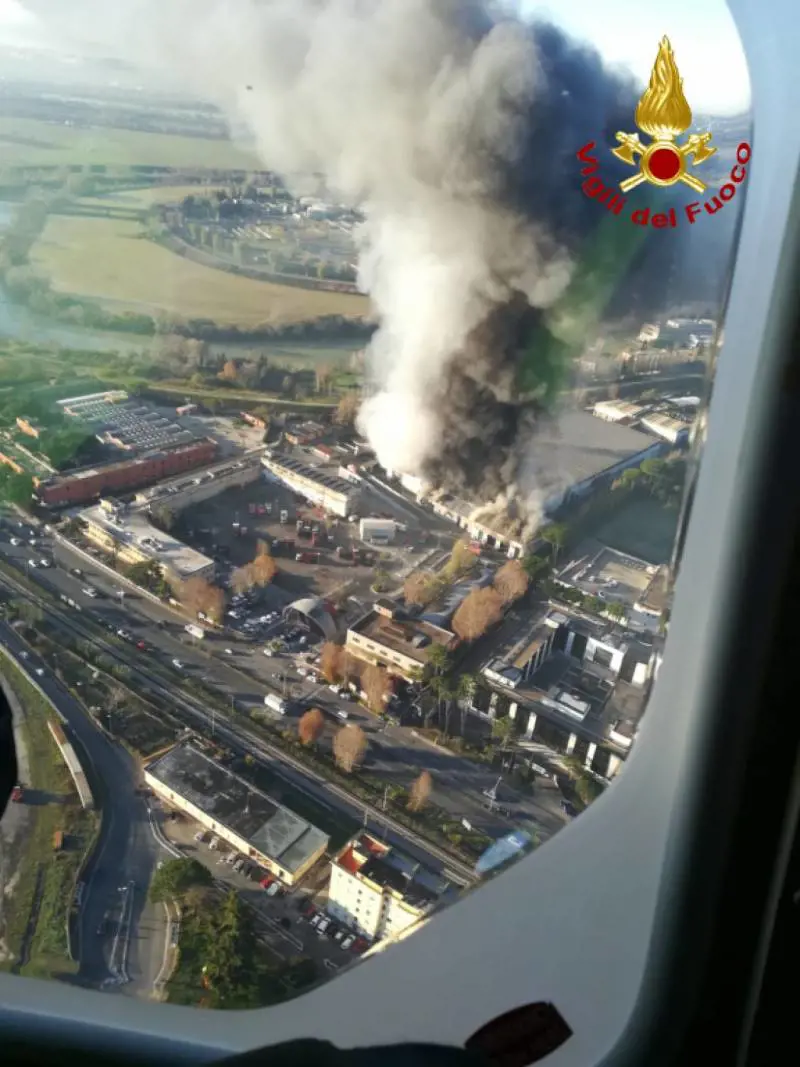 Roma, indagini sui roghi tossici: arrestate 15 persone per traffico illecito di rifiuti