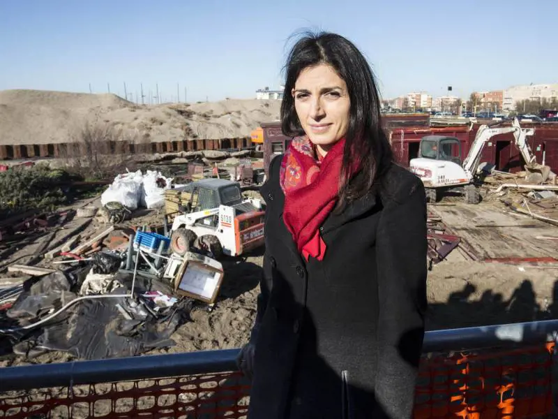 "Così i romani vedono la m...a". Le pressioni della Raggi sul manager dell'Ama