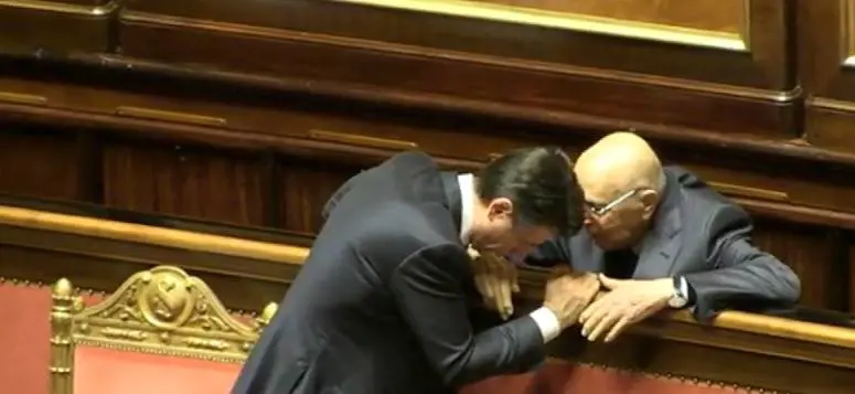 Quello strano siparietto ​tra Conte e Napolitano