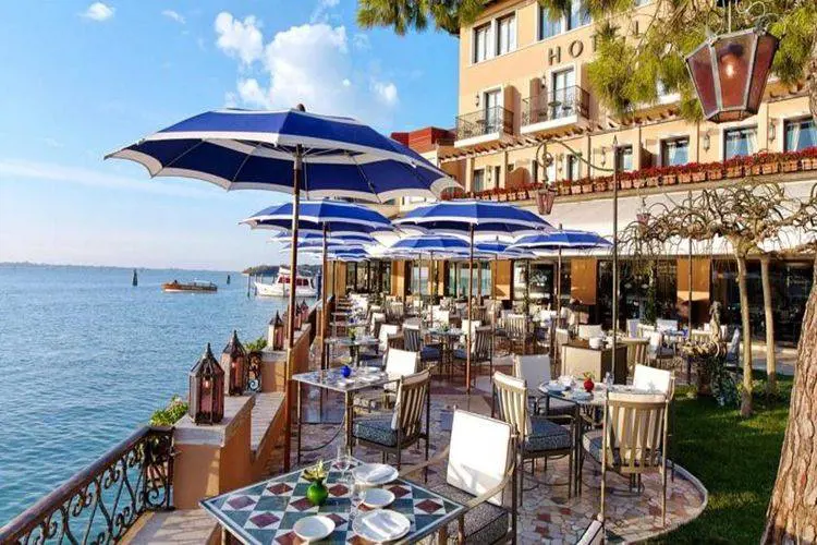 I colossi della moda  adesso si comprano i nostri hotel di lusso