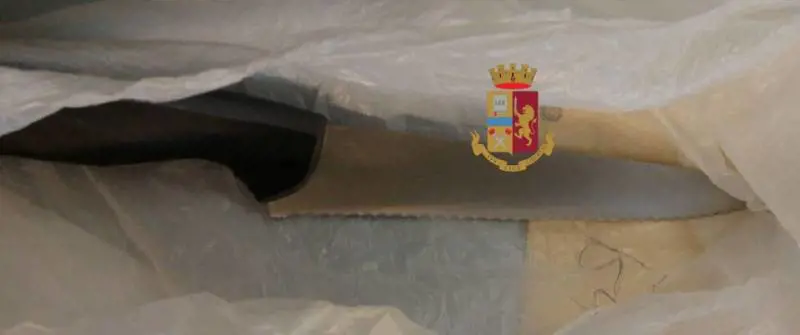 Napoli, minaccia donna col coltello e tenta di violentarla