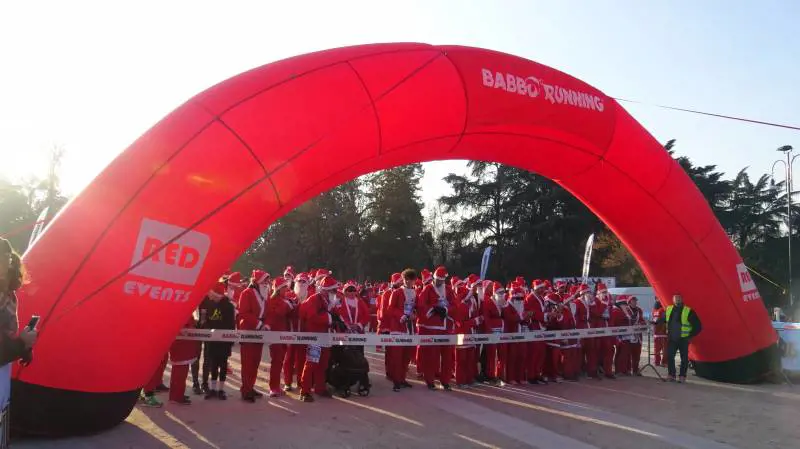 Torna a Milano la Babbo Running, la corsa dei Babbi Natale