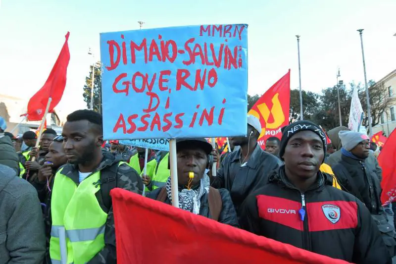 Gilet gialli e bandiere rosse. L'odio dei migranti su Salvini: "Assassino"