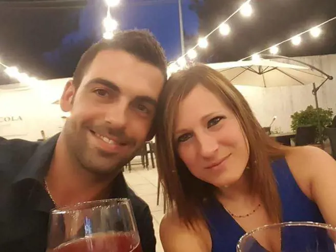 Muore in un incidente, il compagno davanti alla bara: "Vuoi sposarmi?"