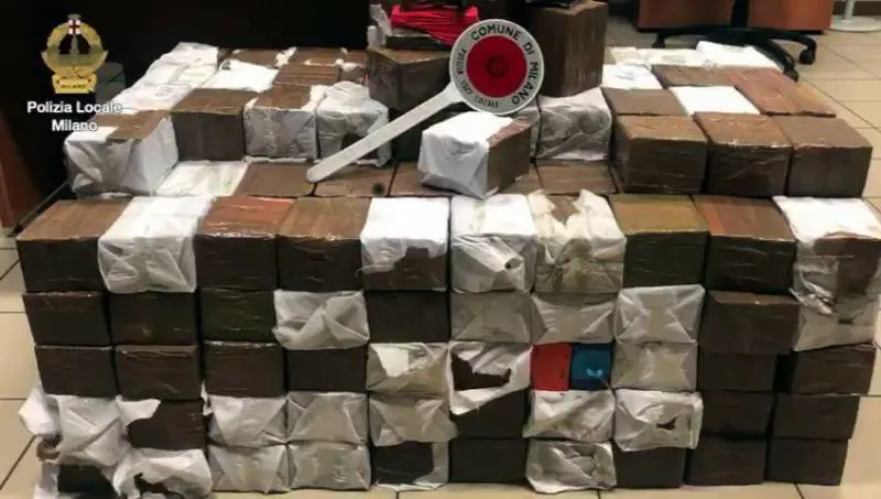 I bambini giocavano su 400 chili di hashish. Prese mamme pusher