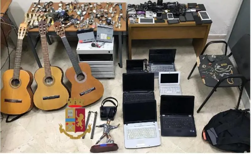 Scoperto a vendere cellulare rubato, in casa gli trovano un "bazar"