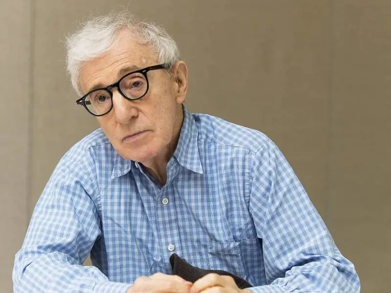 Woody Allen, svelata una storia vecchia storia d’amore con una modella 16enne