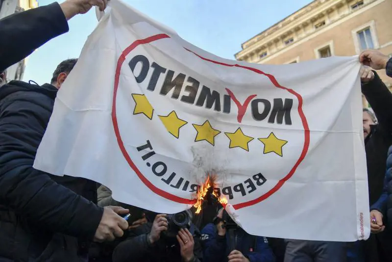 Roma, ira Ncc contro Toninelli Bruciata una bandiera M5s