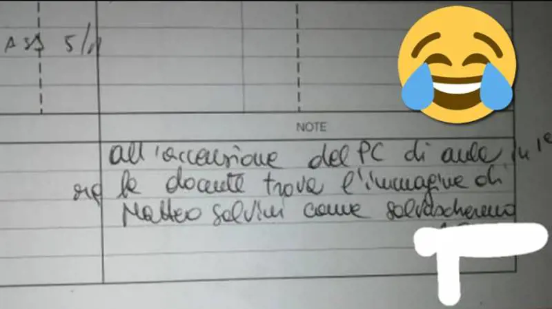 Sul pc ha la fotografia di Salvini. E la prof gli mette una nota