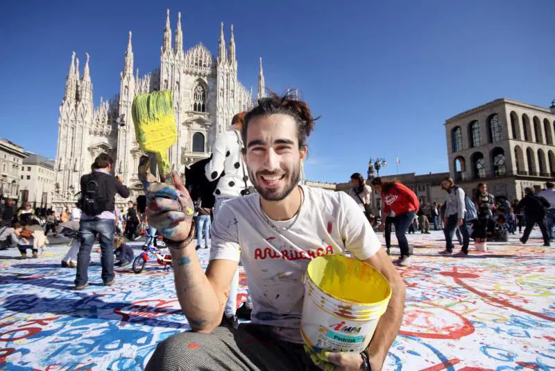 Scrive poesie sui muri delle città e piace persino a Sgarbi