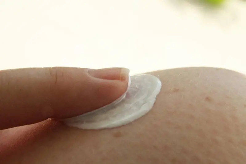 Allarme creme idratanti: "Rischio abiti in fiamme"