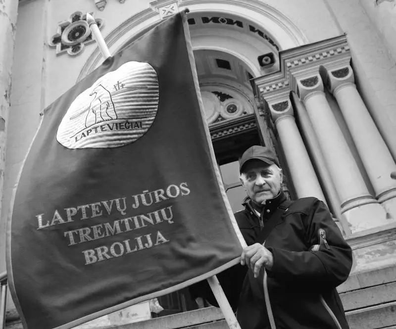 Arūnas Masiulis, nato in Siberia, con la bandiera dei Lapteviečiai, l’associazione dei deportati nel Mar di Laptev, estremo nord della Siberia. La sua famiglia venne deportata dai sovietici, i suoi nonni dagli Zar.