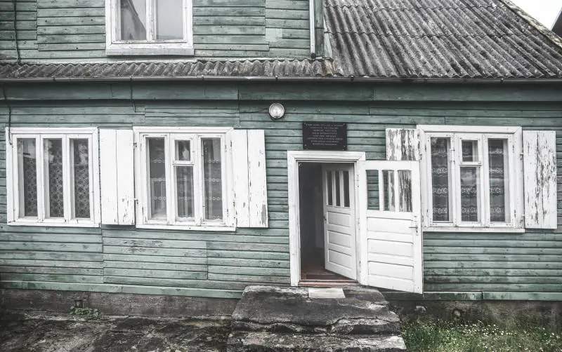 La casa dove visse Dalia Grinkevičiūte a Šilalė. Tornata in Patria da clandestina nel 1950 con la madre malata che voleva essere seppellita nella sua terra, venne processata e nuovamente deportata in Siberia.