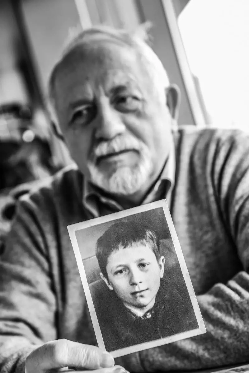 Jonas Markauskas, nato nella terribile isola di Trofimorsk sul delta del fiume Lena, là dove si getta nel Mar di Laptev, dove venne deportata l'intera famiglia. Una regione inospitale al limite della sopravvivenza.
