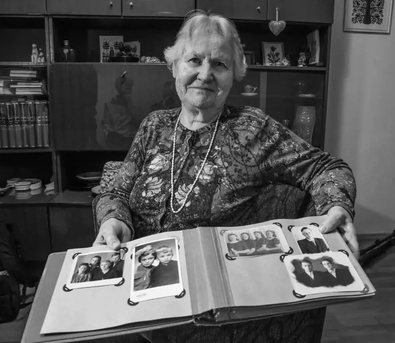 Irena, classe 1928, nella sua casa di Kaunas mostra con orgoglio le foto della sua famiglia.