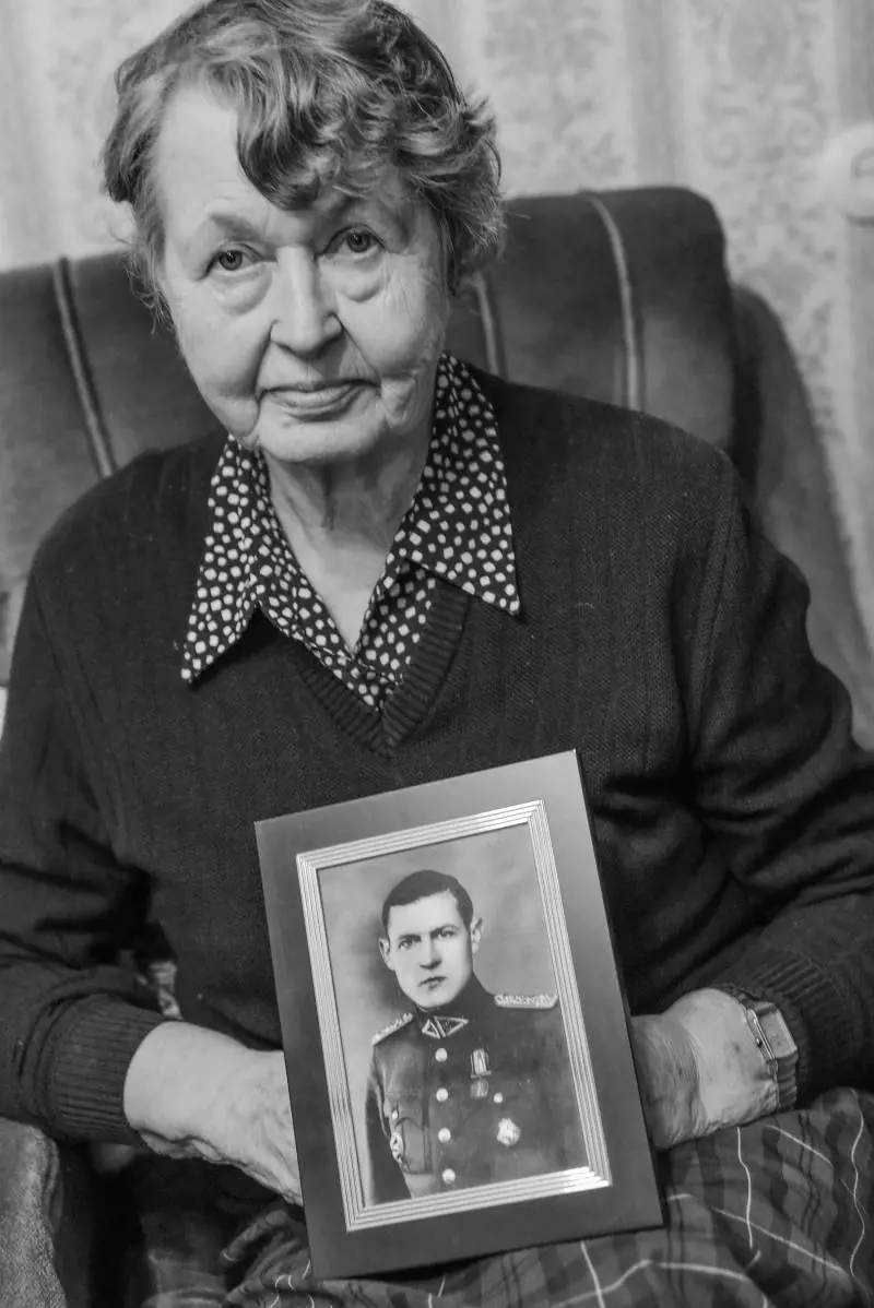 Aušra Juškaitė-Vilkienė mostra la foto dello zio Jonas Žemaitis, generale delle forze della resistenza contro i sovietici dopo la fine della Seconda Guerra Mondiale. Deportata una prima volta a 5 anni nel 1941, rientrò clandestinamente nel 1947.