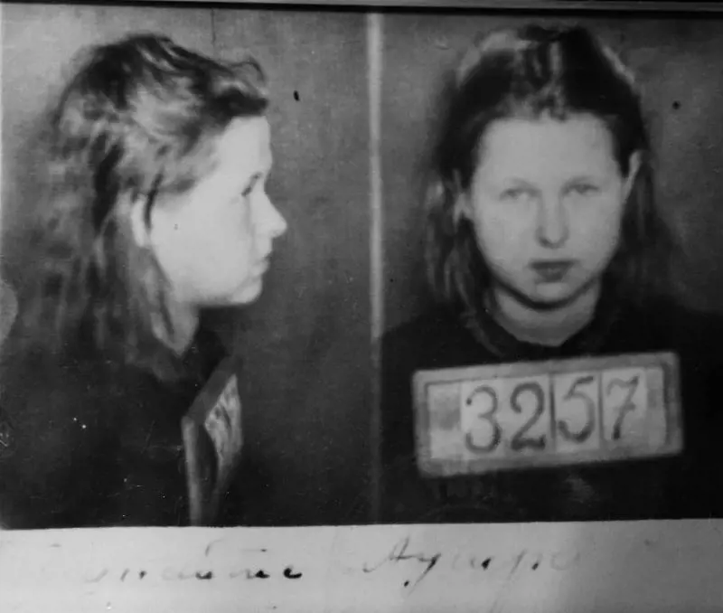 Successivamente Aušra Juškaitė-Vilkienė venne rispedita in Siberia con la cugina. La foto dell’arresto le ritrae assieme, 13 e 14 anni, additate come “criminali”.