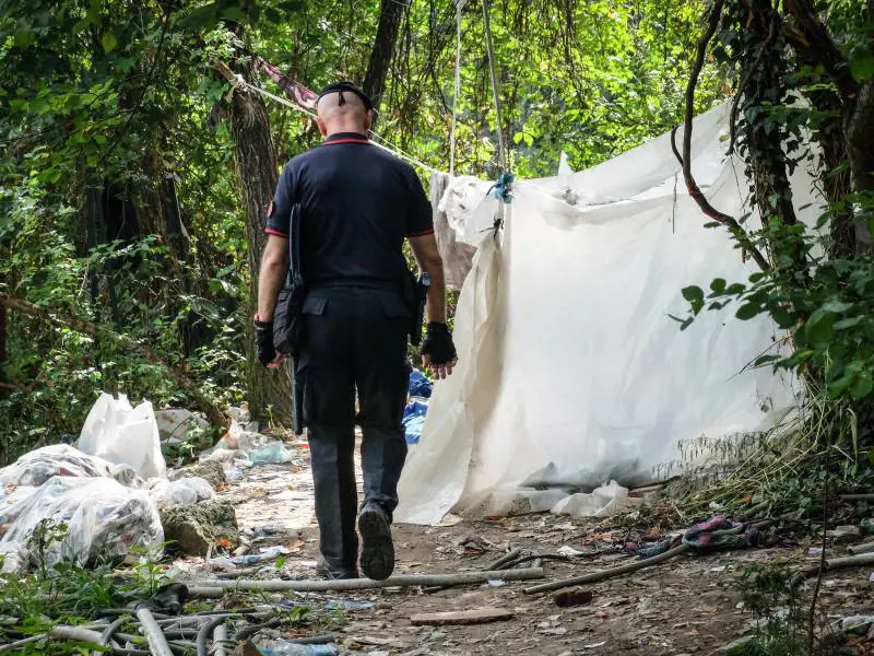 Partorisce tra le siringhe nel parco dell'eroina