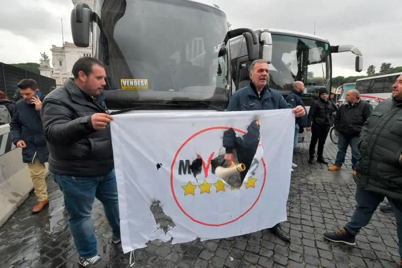 Il centro di Roma ancora bloccato. I bus turistici occupano piazza Venezia, bruciata bandiera M5S