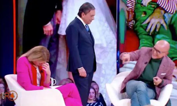 "Ho alcune foto comprometti di tuo figlio". Marcuzzi messa in imbarazzo in tv