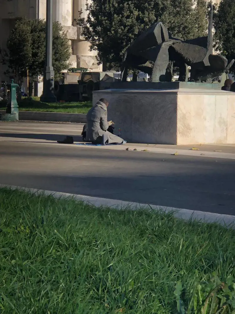 "Musulmani pregano in stazione. Ora Milano è la Mecca d'Italia"