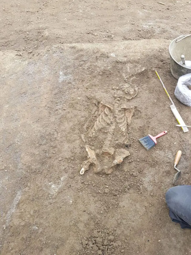 Scheletro di 3mila anni spunta da sotto la piazza: è l'Otzi di Val Camonica