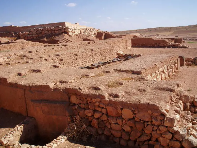 "Che cos'è l'archeologia? Un viaggio (poetico) a caccia di Bianconiglio"