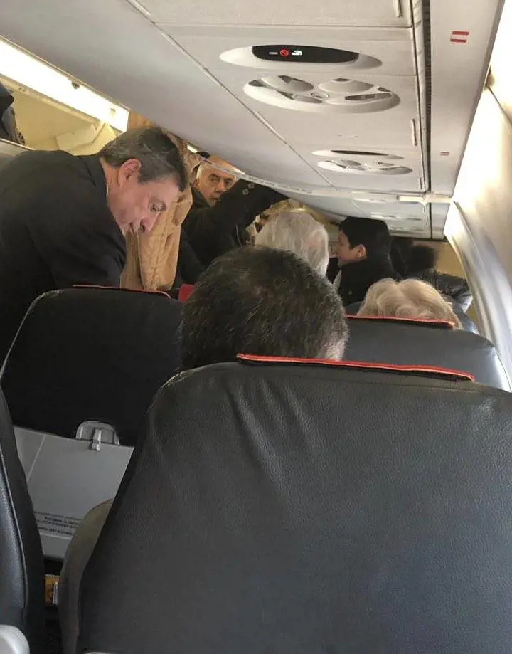 Mario Draghi viaggia in Economy e conquista il web: "Fieri di lui"
