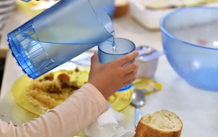 Torino, bimbo allontanato da mensa perché senza posate: "Così niente pranzo"