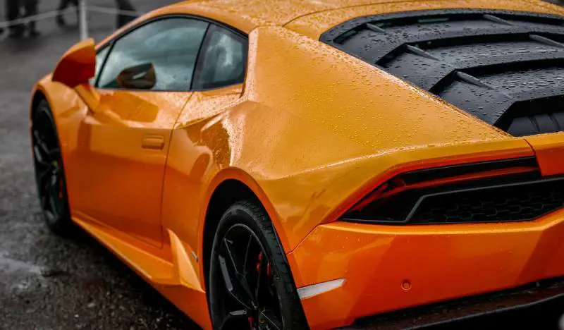 Autovetture di lusso acquistate senza pagare l'Iva