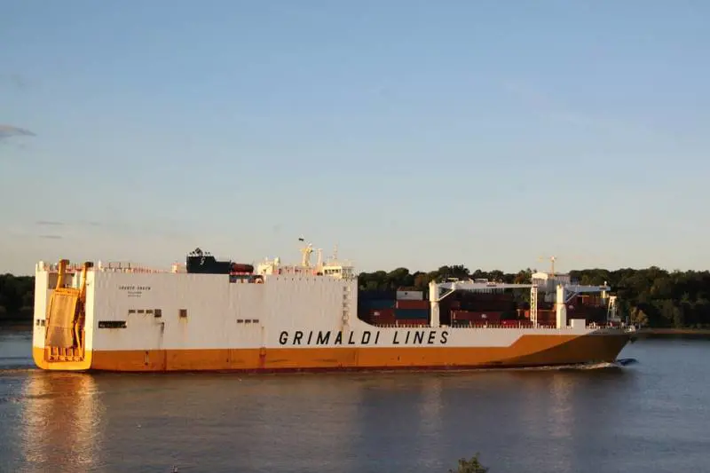 Migranti sequestrano una nave: "Adesso portateci in Inghilterra"