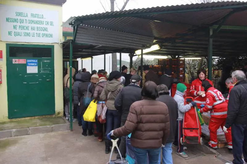 Cene e panettoni sospesi Le strenne ai senzatetto