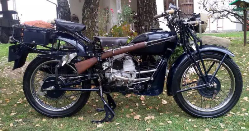 Quando la moto indossò la "divisa"