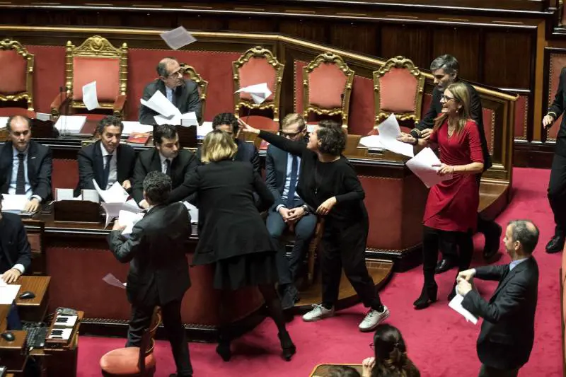 Manovra, il governo pone la fiducia. E le opposizioni insorgono