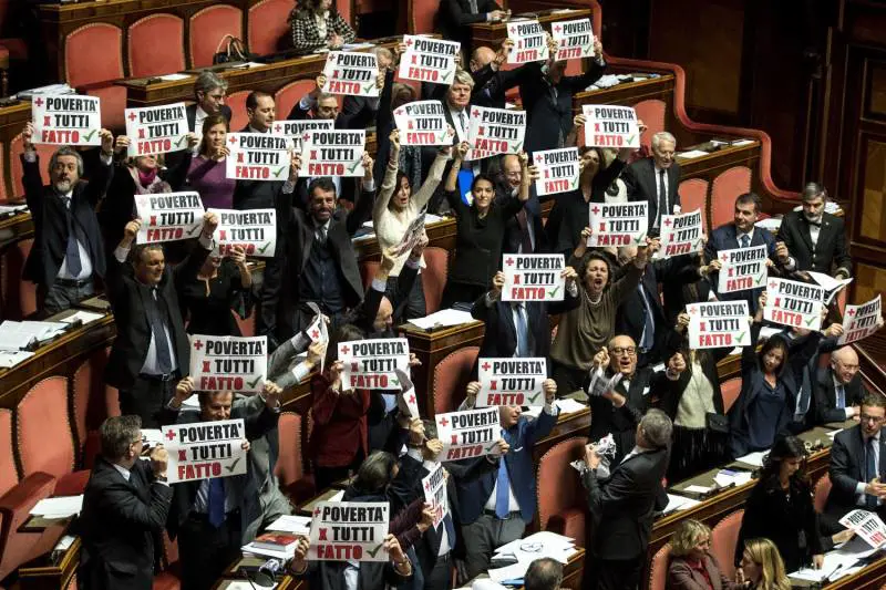 Manovra, al Senato è il caos: passa la fiducia tra urla e risse