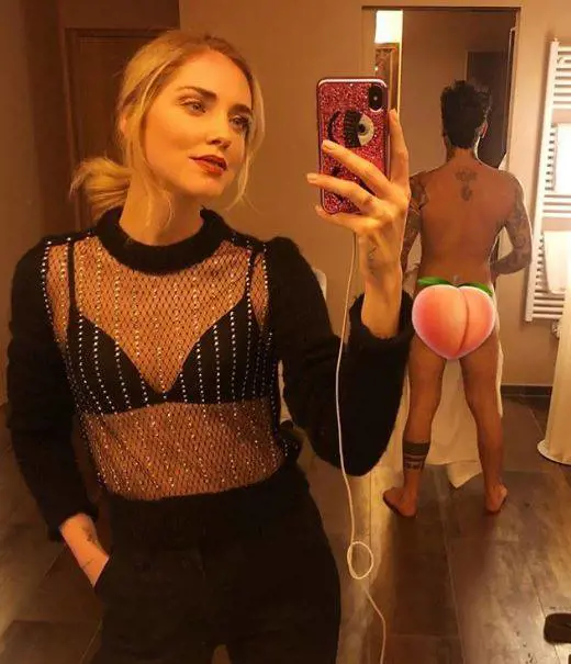 La Ferragni si fa una foto allo specchio. Ma dietro c'è Fedez nudo. Il web: "Non voglio vedere il c... di tuo marito"