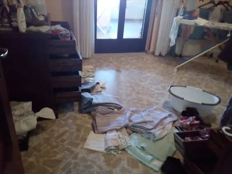 I ladri irrompono in casa alla vigilia di Natale