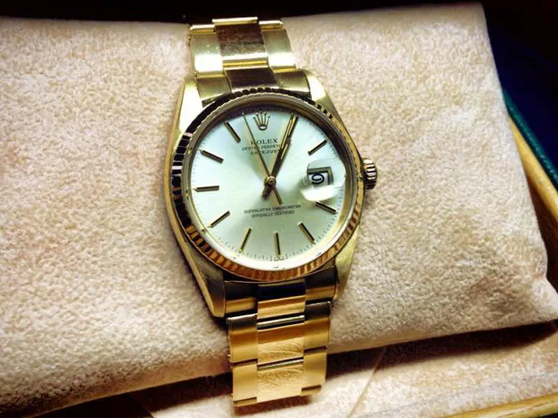 Gli assegni falsi e la chiamata deviata: la doppia truffa del Rolex
