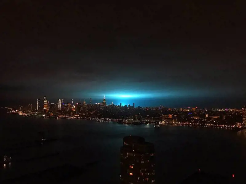 Esplode una centrale elettrica. E il cielo di New York si tinge di azzurro