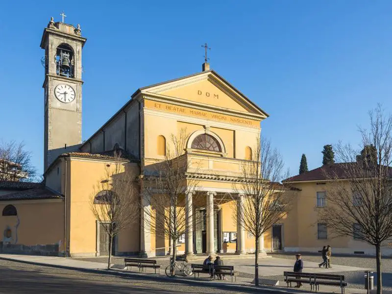Il ragazzino è di colore: non gli stringe la mano alla messa di Natale