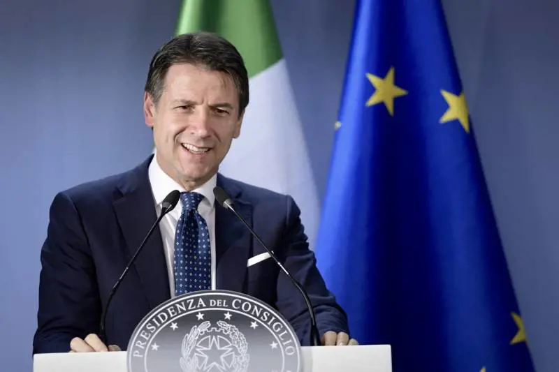 Migranti Ong, Conte ora apre ancora di più: "Non solo donne e bimbi"