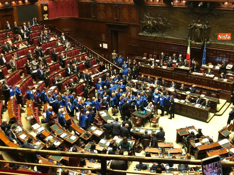 Il governo strappa la fiducia tra cori, gaffes e accuse a Fico