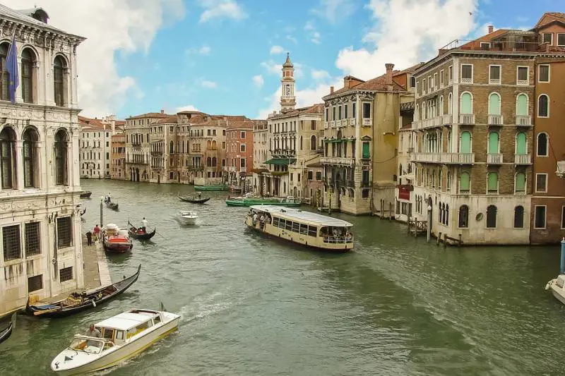 Venezia, ecco il ticket: da 2,50 a 5 euro per sbarcare in città