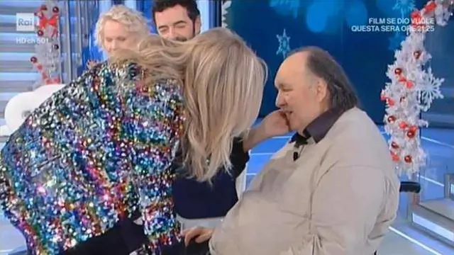 Galeazzi a Domenica In su una sedia a rotelle. E la Venier si commuove