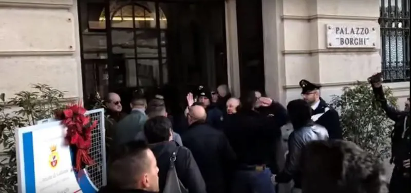 Gallarate, il sindaco sgombera i sinti E loro assaltano il municipio