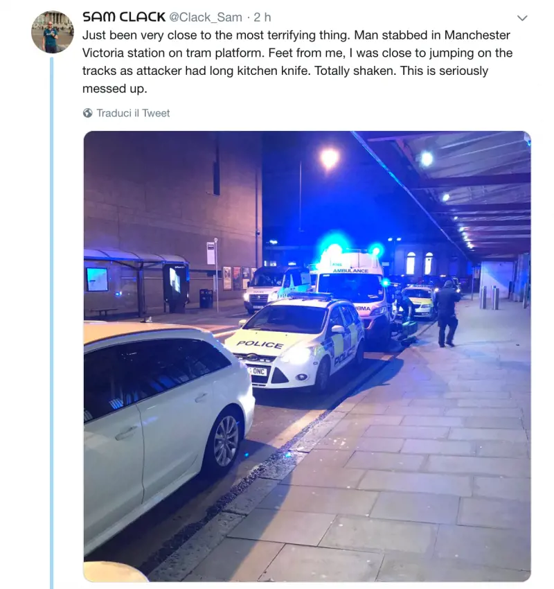 Manchester, uomo accoltella tre persone alla fermata del tram