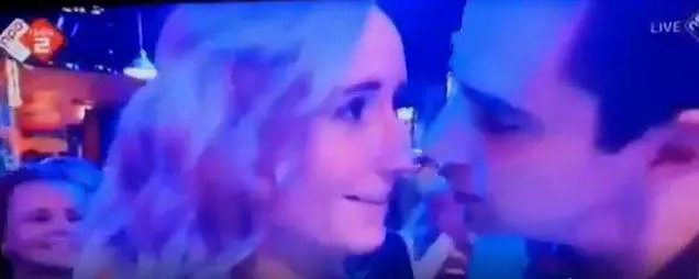 Prova a baciarla a Capodanno: il rifiuto in diretta tv è virale