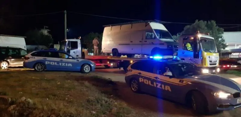 Tenta di corrompere gli agenti con la merce rubata, arrestato