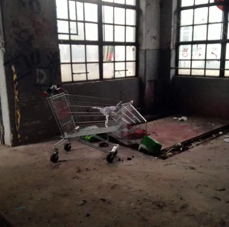 Un'area occupata fra amianto e bombole del gas