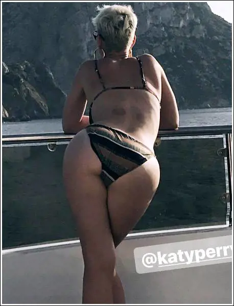 Katy Perry manda in tilt i fan mostrando il lato B
